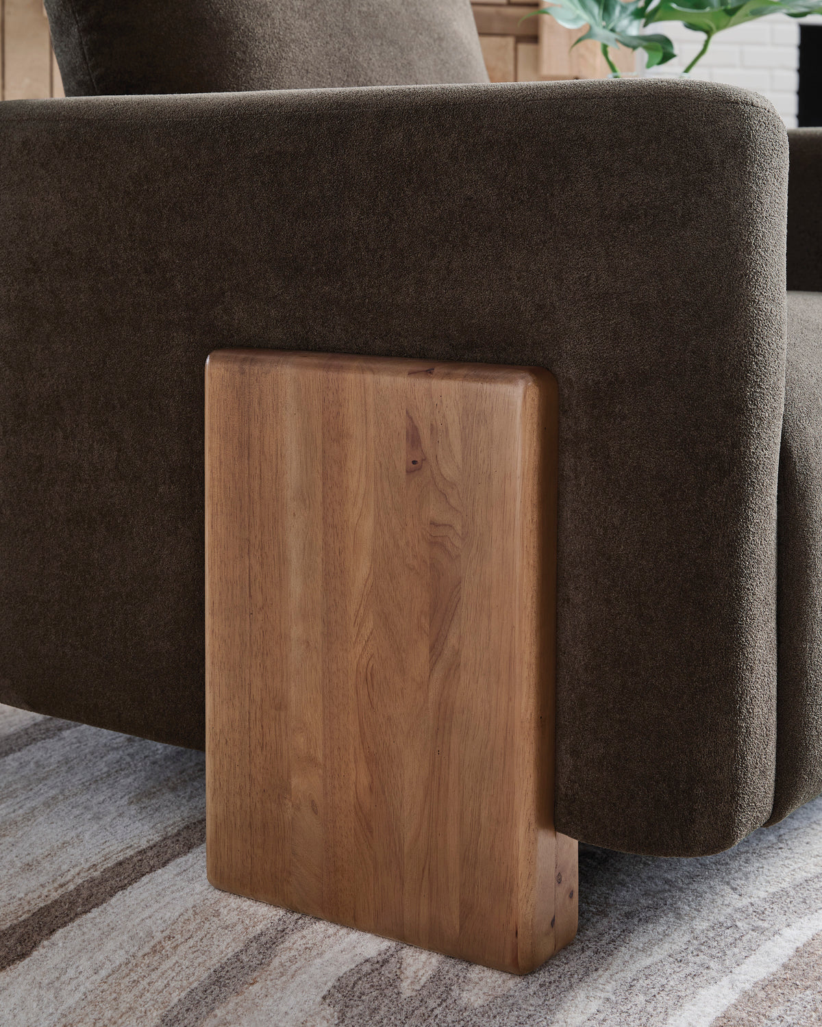 Dairlett natural wood block leg detail